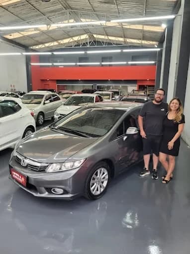 Cliente da Ultra Veículos com o carro que comprou na loja