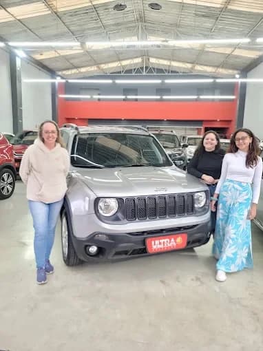 Cliente da Ultra Veículos com o carro que comprou na loja