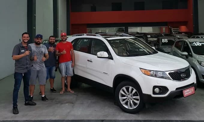 Cliente da Ultra Veículos com o carro que comprou na loja
