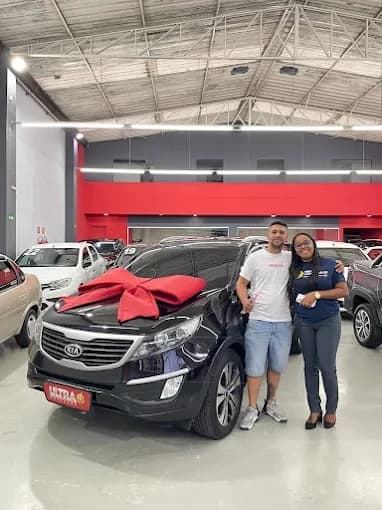 Cliente da Ultra Veículos com o carro que comprou na loja